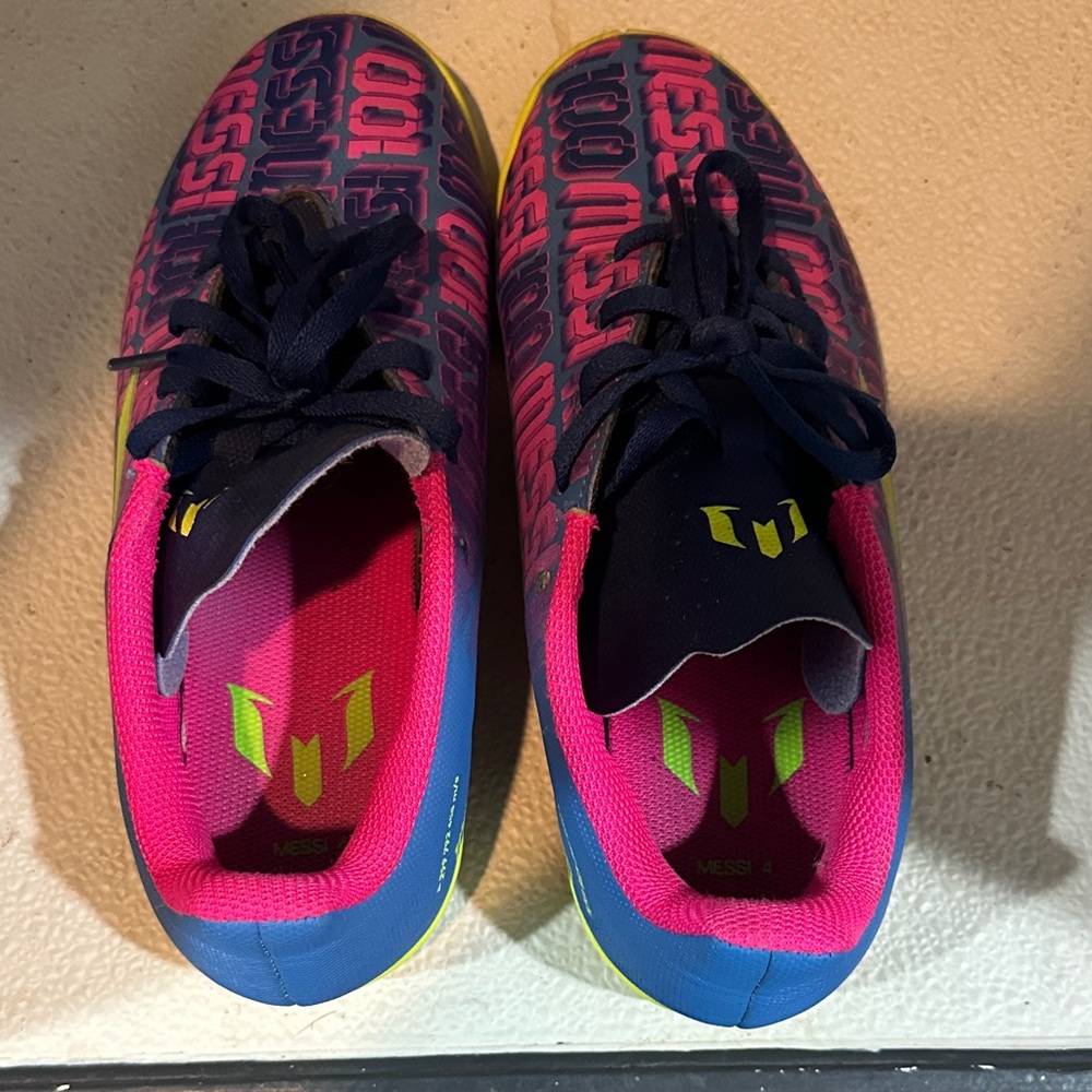 Adidas Messi 4 Size 5 Indoor Soccer Shoes